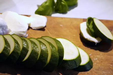 Цукини с моцареллой в пивном кляре: шаг 3