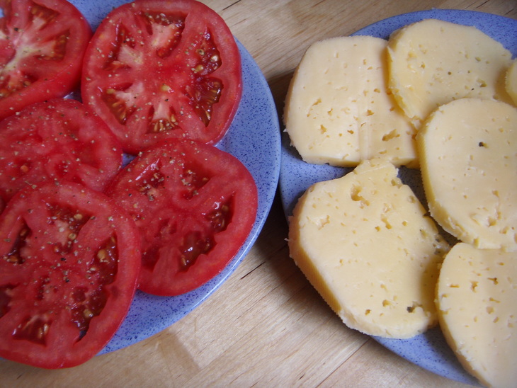 Оладьи из кабачка с сыром и помидорами.: шаг 1