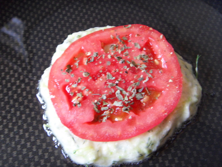 Оладьи из кабачка с сыром и помидорами.: шаг 3