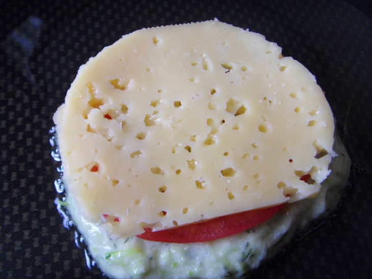 Оладьи из кабачка с сыром и помидорами.: шаг 4