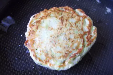 Оладьи из кабачка с сыром и помидорами.: шаг 6