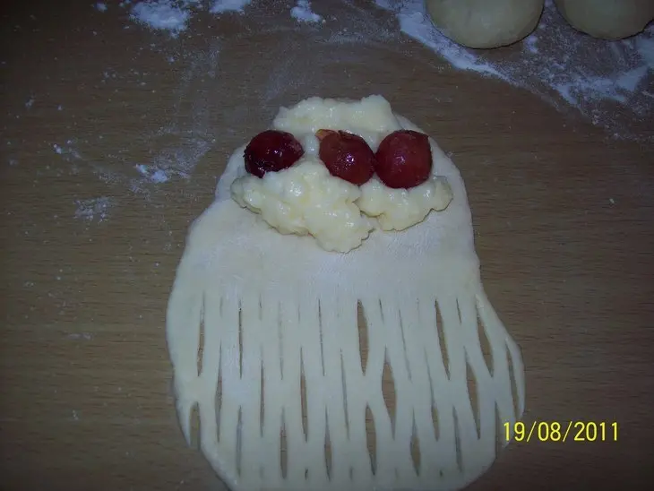 Пироги с пудингом и вишней.: шаг 8