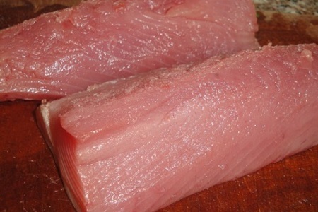 Свежий тунец с макадамия орехами и икрой летучей рыбы: шаг 5