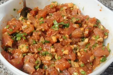 Свежий тунец с макадамия орехами и икрой летучей рыбы: шаг 7