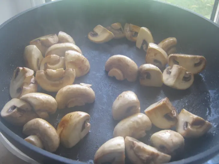"удачное решение" - овощи запечённые с курицей и грибами под сырной корочкой .: шаг 1