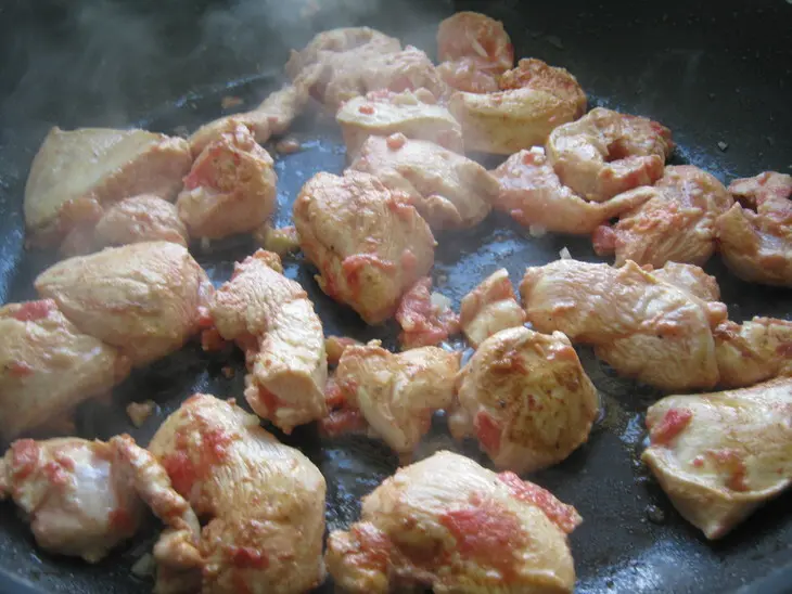 "удачное решение" - овощи запечённые с курицей и грибами под сырной корочкой .: шаг 2