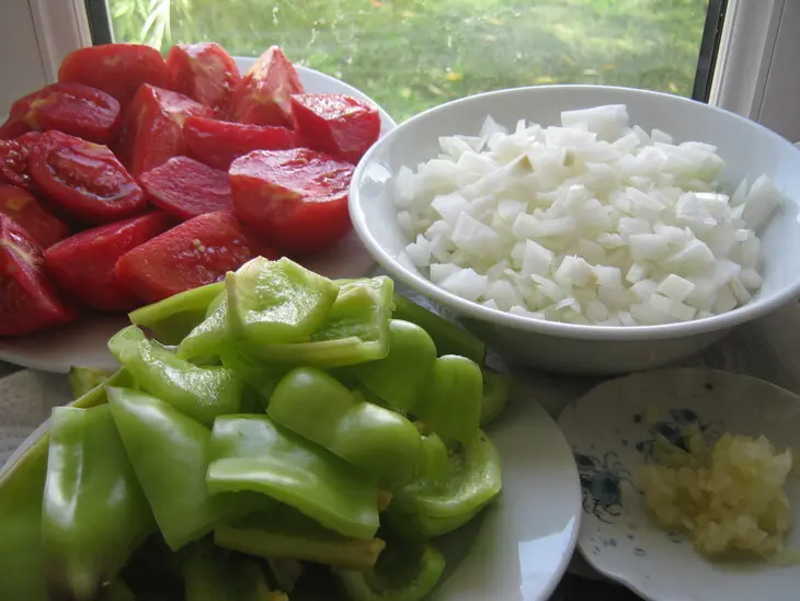 "удачное решение" - овощи запечённые с курицей и грибами под сырной корочкой .: шаг 3