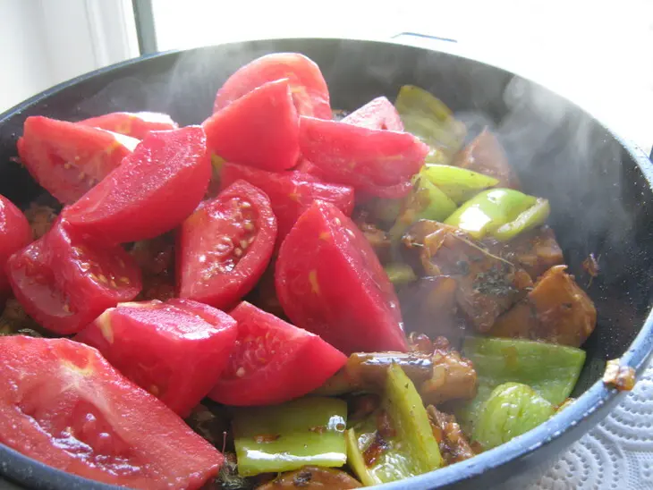 "удачное решение" - овощи запечённые с курицей и грибами под сырной корочкой .: шаг 7