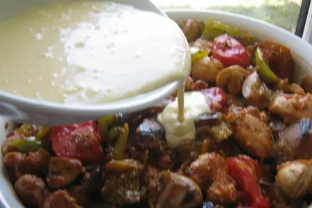 "удачное решение" - овощи запечённые с курицей и грибами под сырной корочкой .: шаг 8