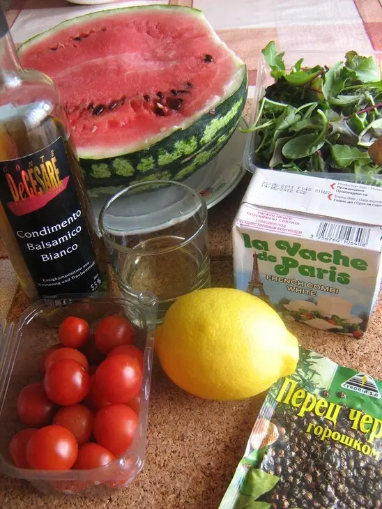 Летний салат с арбузом, черри, брынзой и мятой: шаг 1