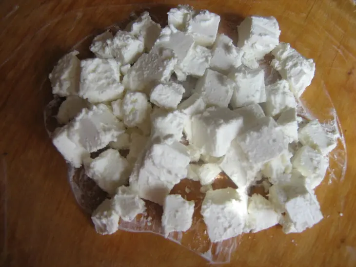 Летний салат с арбузом, черри, брынзой и мятой: шаг 4