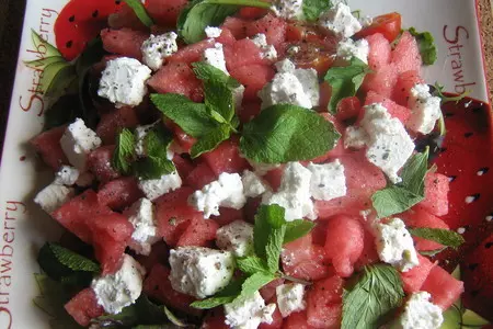 Летний салат с арбузом, черри, брынзой и мятой: шаг 8