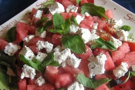 Летний салат с арбузом, черри, брынзой и мятой: шаг 9