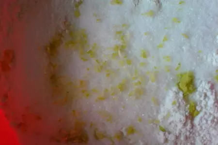 Рогалики творожные с шоколадом и со сливочно-клубничным маслом: шаг 1