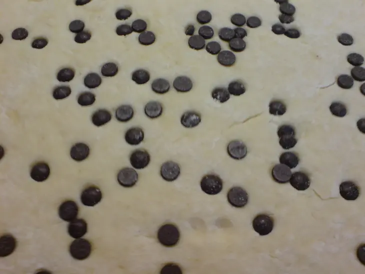 Рогалики творожные с шоколадом и со сливочно-клубничным маслом: шаг 3