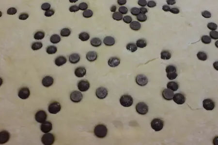 Рогалики творожные с шоколадом и со сливочно-клубничным маслом: шаг 3