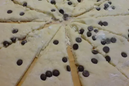 Рогалики творожные с шоколадом и со сливочно-клубничным маслом: шаг 4