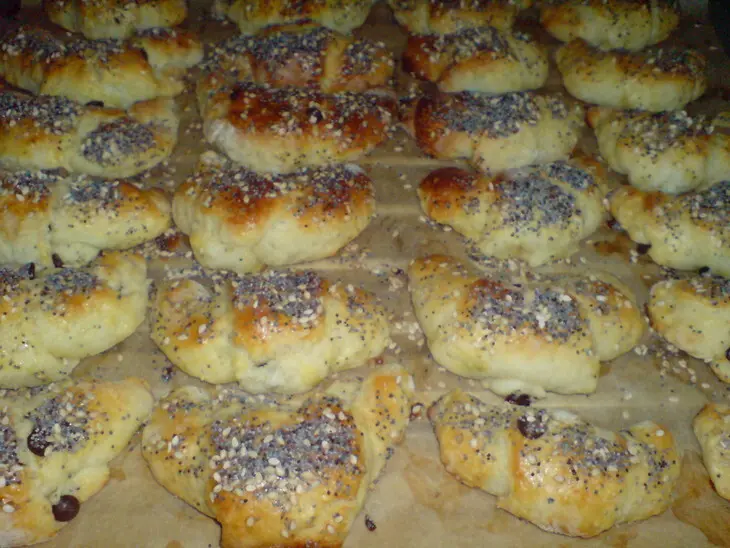 Рогалики творожные с шоколадом и со сливочно-клубничным маслом: шаг 7