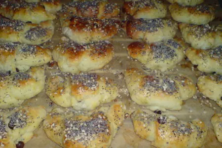Рогалики творожные с шоколадом и со сливочно-клубничным маслом: шаг 7