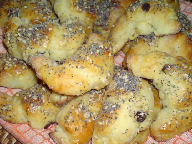 Рогалики творожные с шоколадом и со сливочно-клубничным маслом: шаг 9