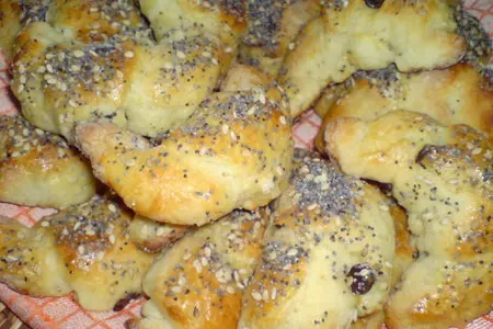 Рогалики творожные с шоколадом и со сливочно-клубничным маслом: шаг 9