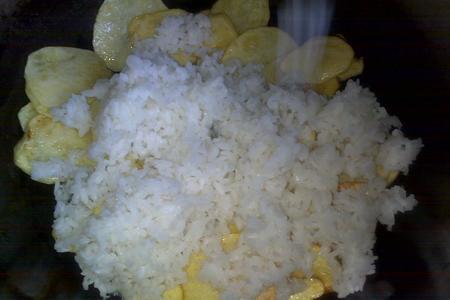 Рис с чипсами и подливой из фасоли: шаг 15