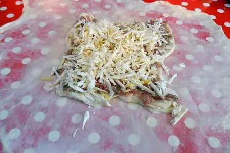 Бурек по сербски(с мясом и сыром): шаг 6