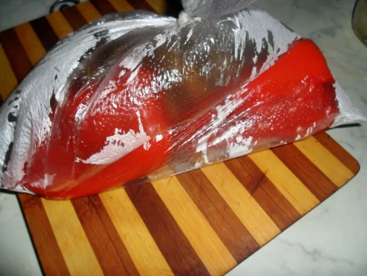 Чушки бурек(болгарский перец в панировке фаршированный мясным фаршем и сыром.): шаг 2