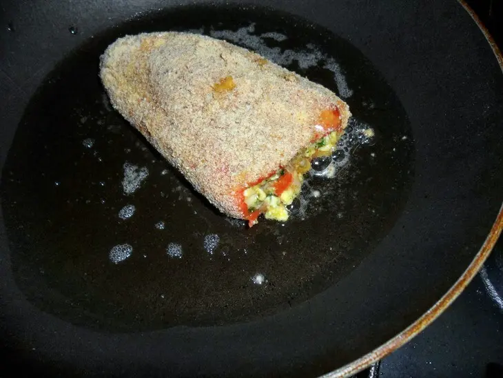 Чушки бурек(болгарский перец в панировке фаршированный мясным фаршем и сыром.): шаг 5