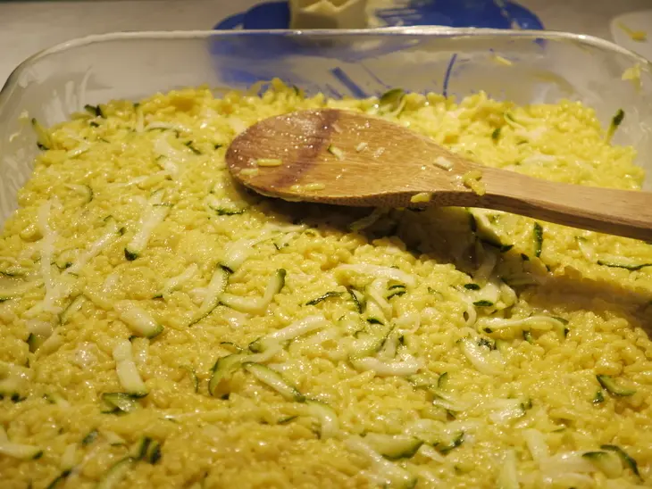 Рисовая запеканка "мозаика" с помидорами, цукини и мягким французским сыром: шаг 2