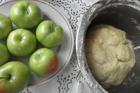 Яблоки с "изюминкой" запеченные в тесте: шаг 2