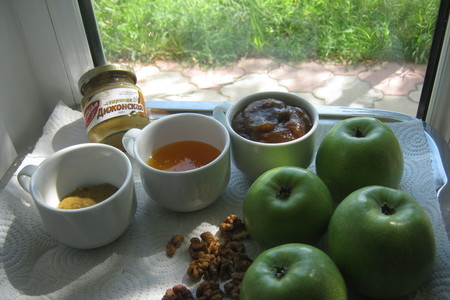 Курица запечённая с яблоками и орехами ,в яблочно-медовой  глазури и под яблочным соусом.: шаг 1