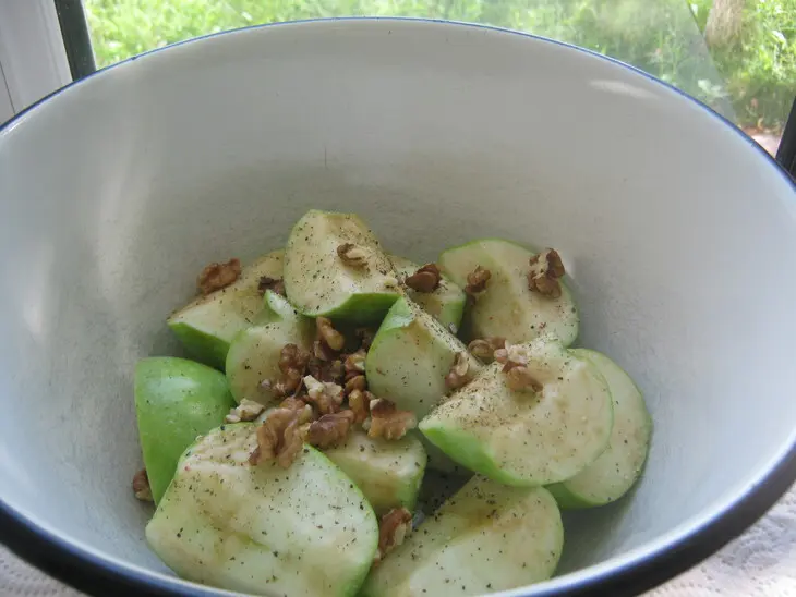 Курица запечённая с яблоками и орехами ,в яблочно-медовой  глазури и под яблочным соусом.: шаг 2
