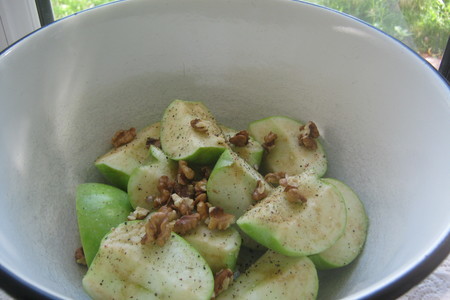 Курица запечённая с яблоками и орехами ,в яблочно-медовой  глазури и под яблочным соусом.: шаг 2