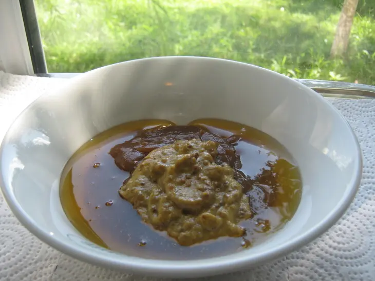 Курица запечённая с яблоками и орехами ,в яблочно-медовой  глазури и под яблочным соусом.: шаг 4