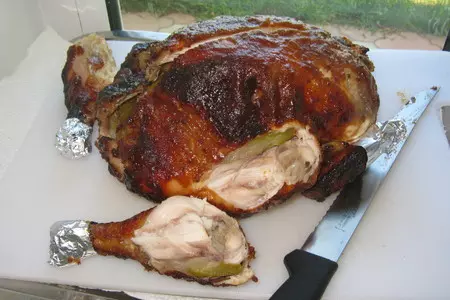 Курица запечённая с яблоками и орехами ,в яблочно-медовой  глазури и под яблочным соусом.: шаг 7