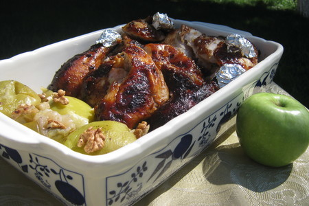 Курица запечённая с яблоками и орехами ,в яблочно-медовой  глазури и под яблочным соусом.: шаг 8