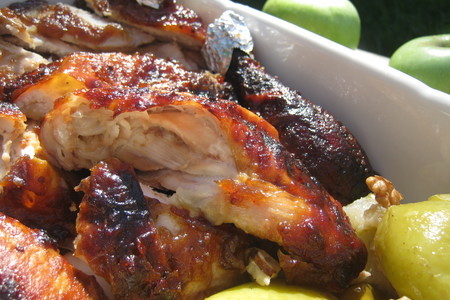 Курица запечённая с яблоками и орехами ,в яблочно-медовой  глазури и под яблочным соусом.: шаг 9