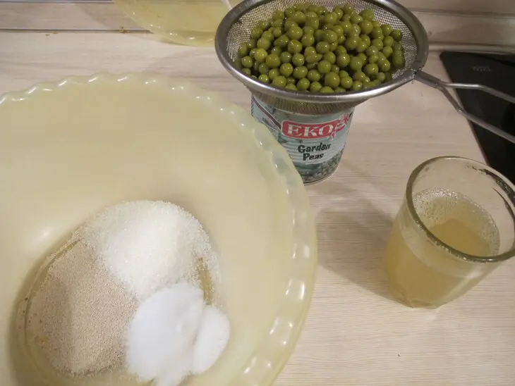 Курица фаршированная виноградом и сливами ,с печёными яблочками  и хлеб с горохом.: шаг 1