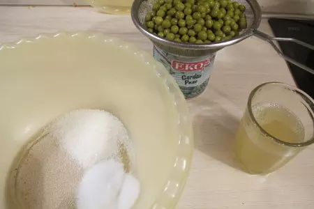 Курица фаршированная виноградом и сливами ,с печёными яблочками  и хлеб с горохом.: шаг 1
