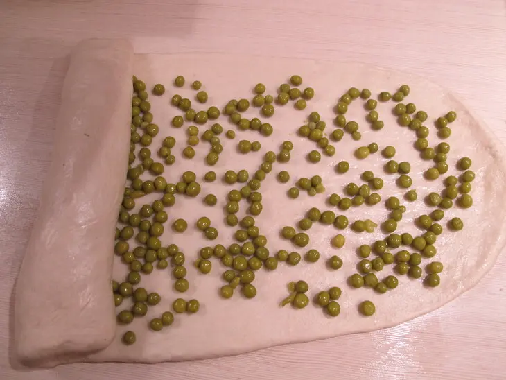 Курица фаршированная виноградом и сливами ,с печёными яблочками  и хлеб с горохом.: шаг 3