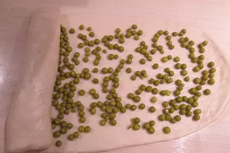 Курица фаршированная виноградом и сливами ,с печёными яблочками  и хлеб с горохом.: шаг 3