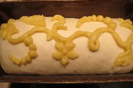 Курица фаршированная виноградом и сливами ,с печёными яблочками  и хлеб с горохом.: шаг 4