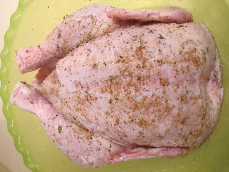 Курица фаршированная виноградом и сливами ,с печёными яблочками  и хлеб с горохом.: шаг 5