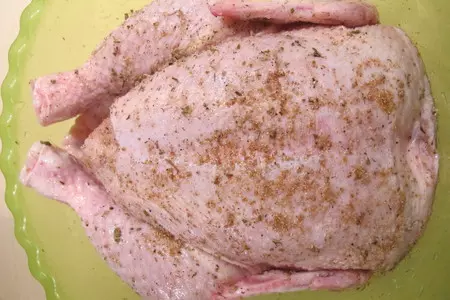 Курица фаршированная виноградом и сливами ,с печёными яблочками  и хлеб с горохом.: шаг 5