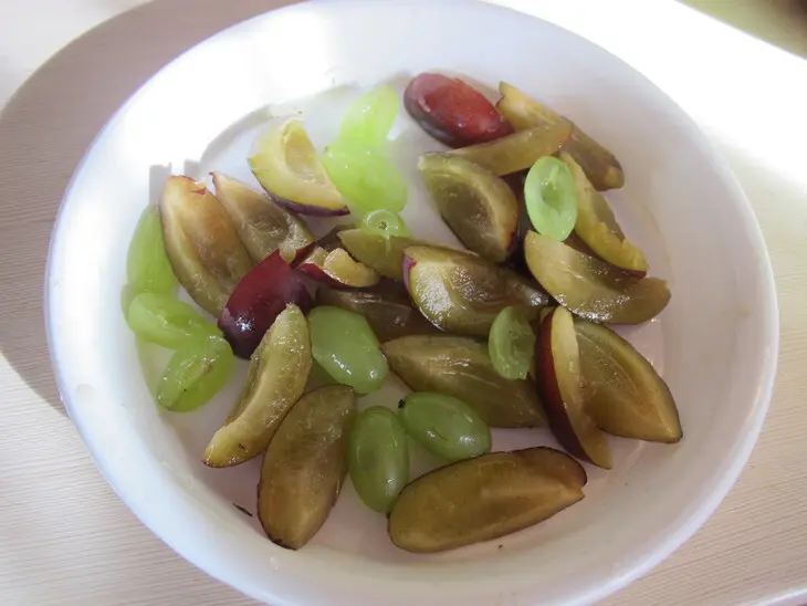 Курица фаршированная виноградом и сливами ,с печёными яблочками  и хлеб с горохом.: шаг 6