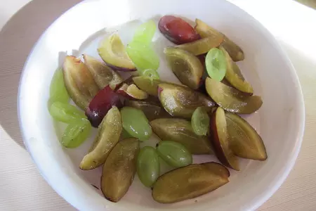 Курица фаршированная виноградом и сливами ,с печёными яблочками  и хлеб с горохом.: шаг 6