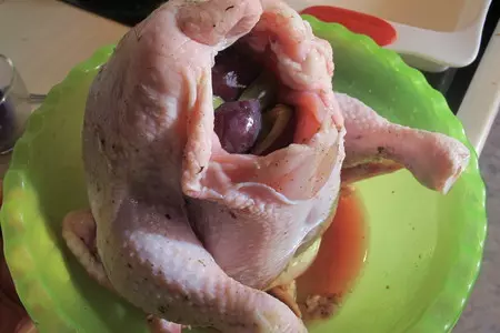 Курица фаршированная виноградом и сливами ,с печёными яблочками  и хлеб с горохом.: шаг 7