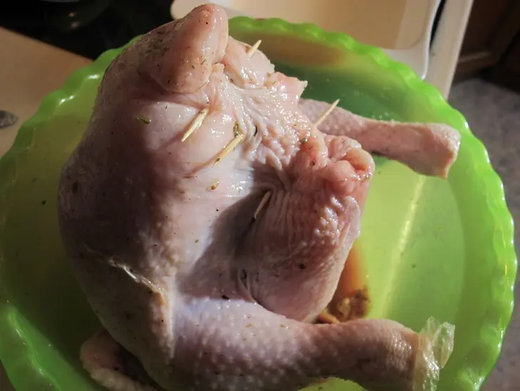 Курица фаршированная виноградом и сливами ,с печёными яблочками  и хлеб с горохом.: шаг 8