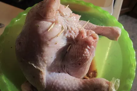 Курица фаршированная виноградом и сливами ,с печёными яблочками  и хлеб с горохом.: шаг 8